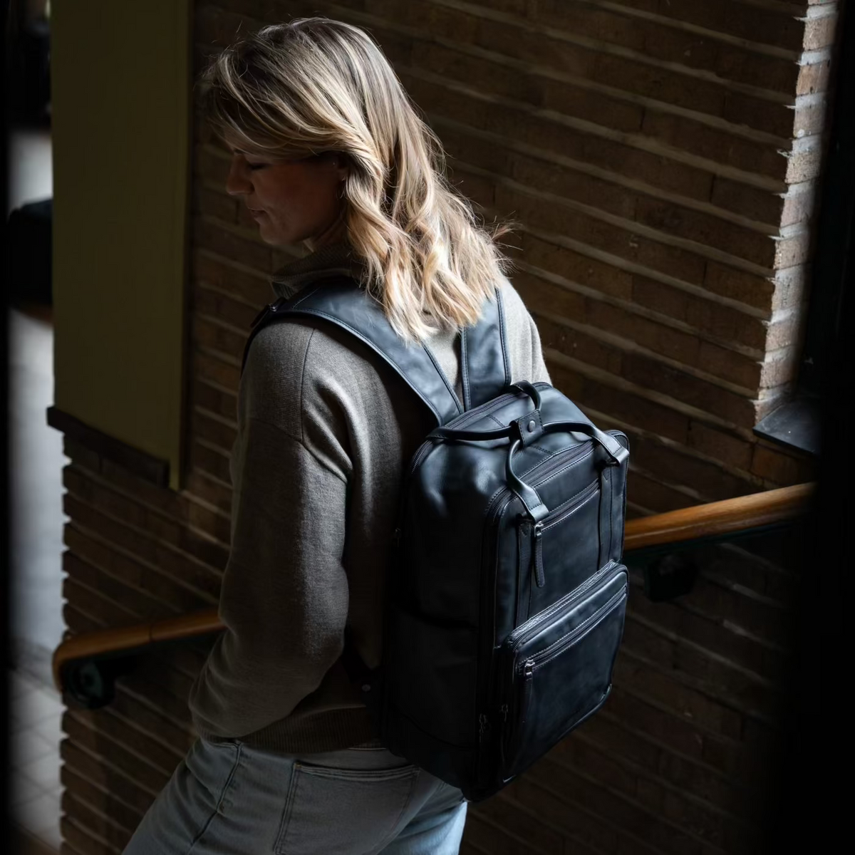 Calden Цельнозерновая кожа Laptop Backpack - Structured Side Profile Showing Gusset Depth &amp; Expansion Capacity