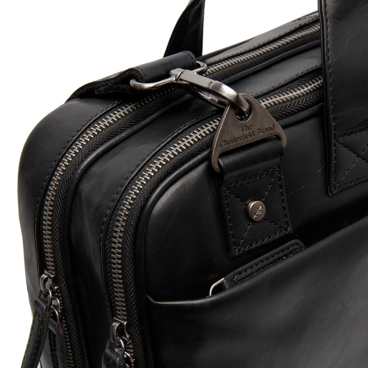 
Solid Antique Brass Hardware & Heavy-Duty Dual Zipper Detail on Iseo Кожаная сумка для ноутбука