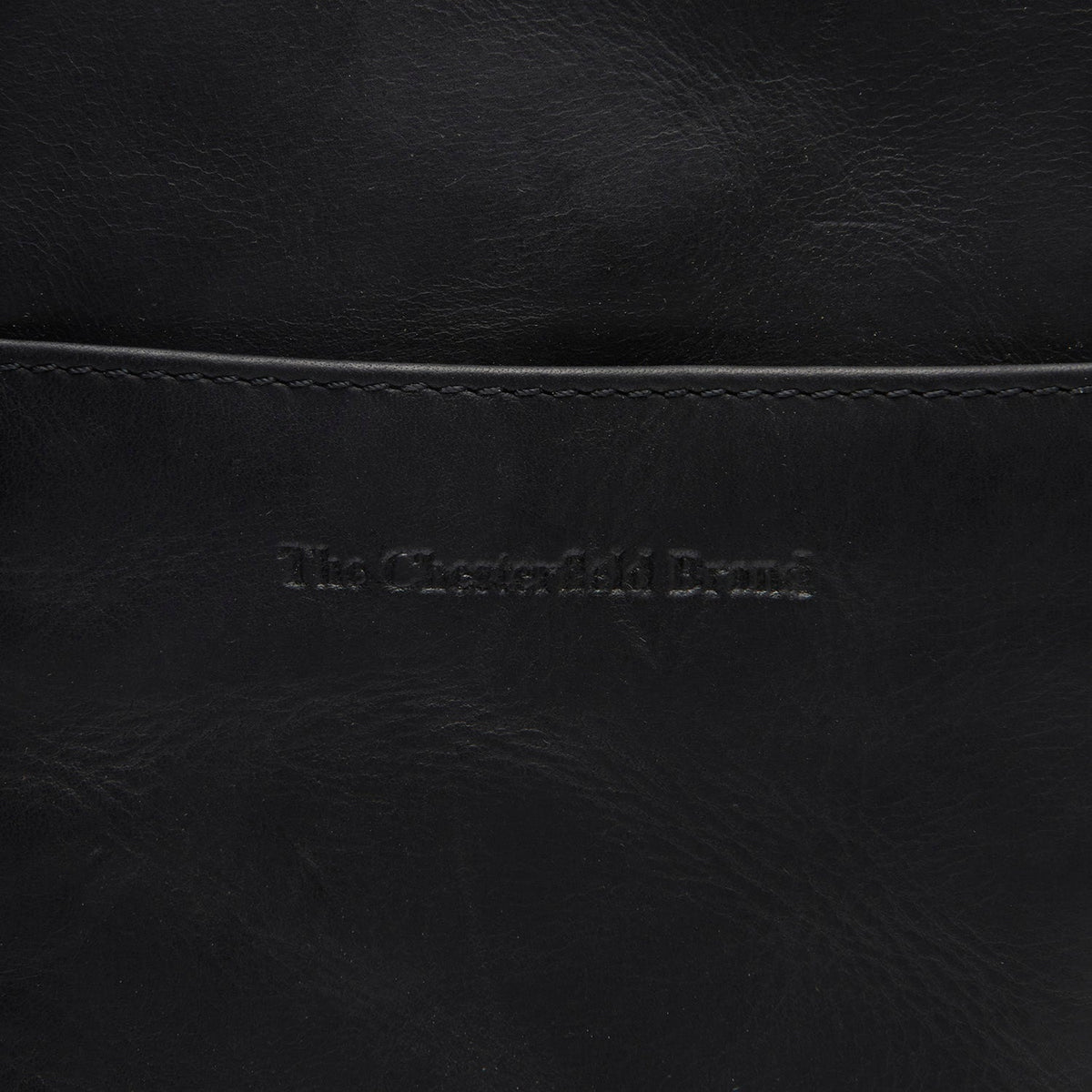 
Крупный план деталей of Classic Collar & Heavy-Duty Zipper Hardware on Alesund Цельнозерновая кожа Phone Bag