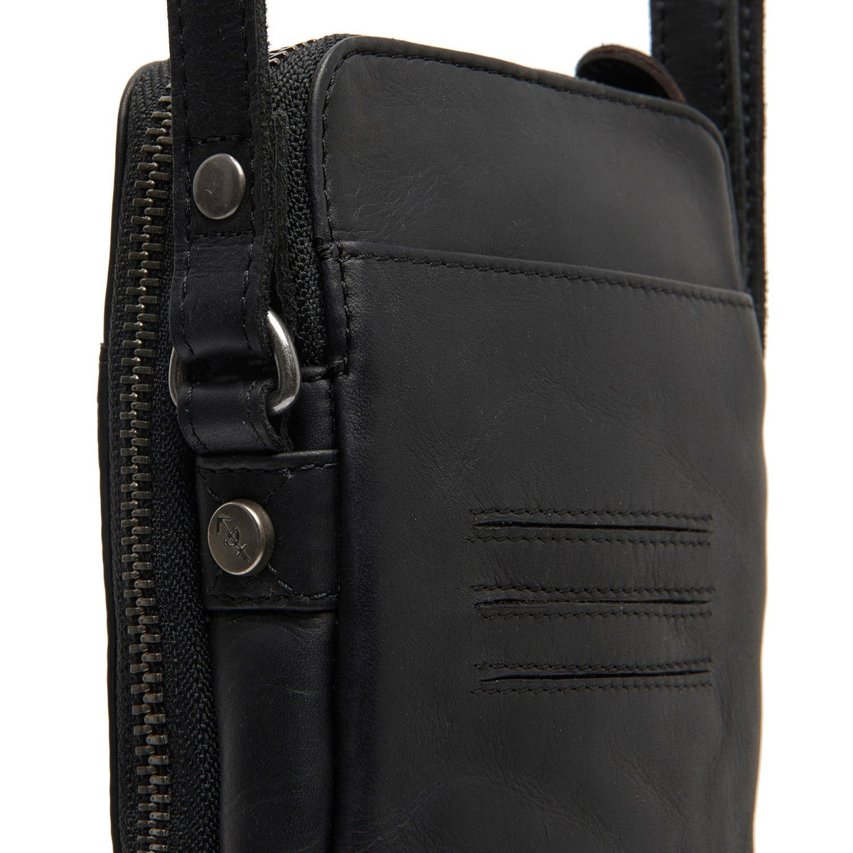 
Alesund Цельнозерновая кожа Phone Bag - Вид сбоку, демонстрирующий эргономичный крой рукава