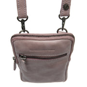 
Крупный план деталей of Classic Collar & Heavy-Duty Zipper Hardware on Salta Цельнозерновая кожа Phone Bag