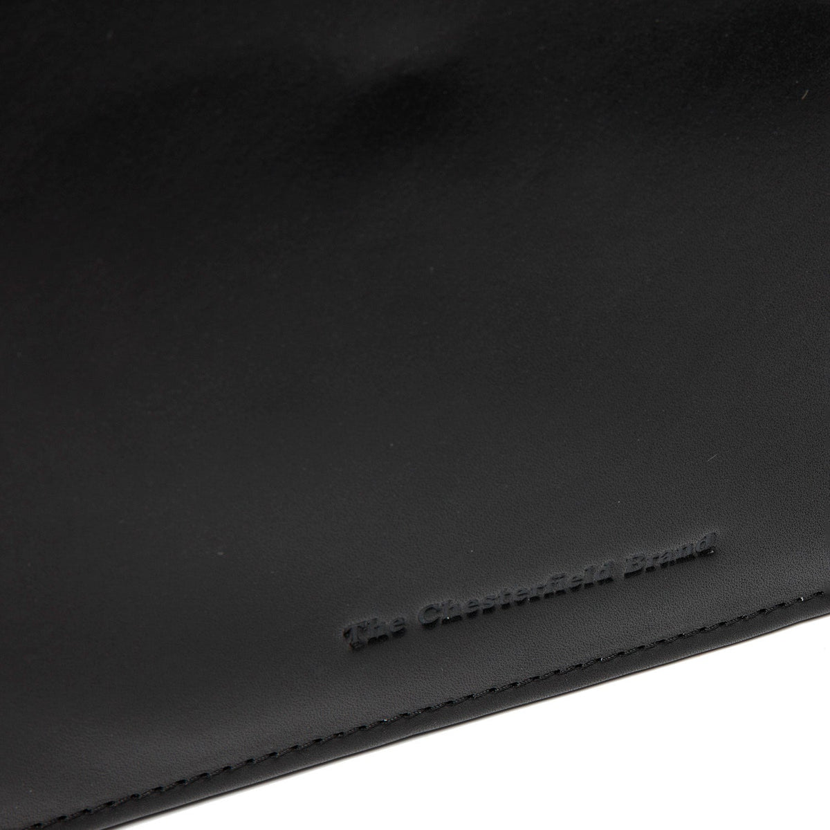 Close-Up Detail of Classic Collar &amp; Heavy-Duty Zipper Hardware on Leather Portfolio Moreton