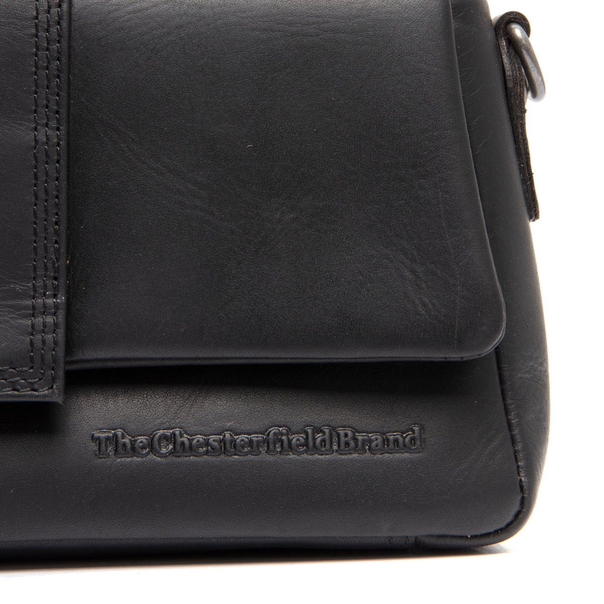 
Solid Antique Brass Hardware & Heavy-Duty Dual Zipper Detail on Clifden Кожаная сумка через плечо