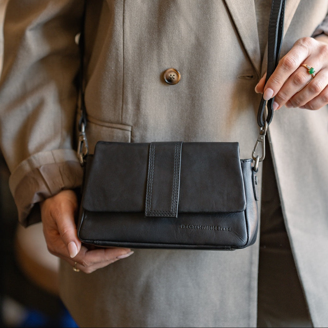 
Classic 100% Full-Grain leather Bag - Вид сзади с усиленными кожаными ремнями и прострочкой