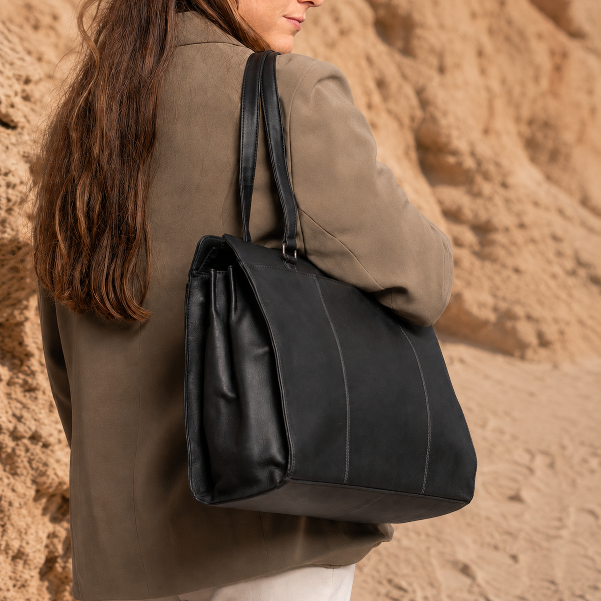 
Classic 100% Full-Grain leather Bag - Вид сзади с усиленными кожаными ремнями и прострочкой