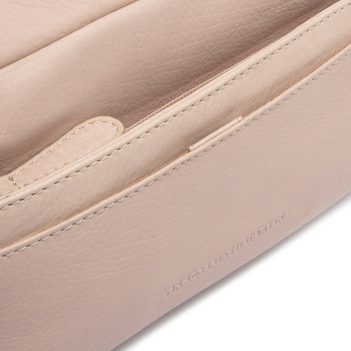 
Solid Antique Brass Hardware & Heavy-Duty Dual Zipper Detail on Liora Кожаная сумка через плечо