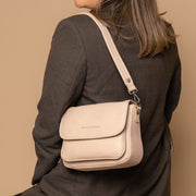 
Classic 100% Full-Grain leather Bag - Вид сзади с усиленными кожаными ремнями и прострочкой