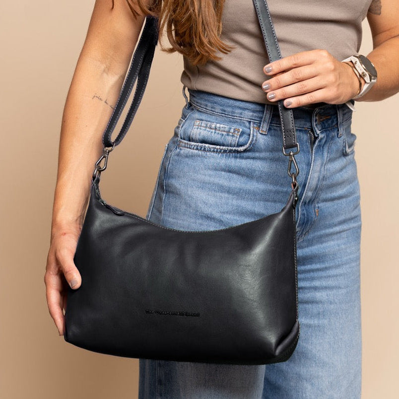 Skara Full-Grain Leather Shoulder Bag женская