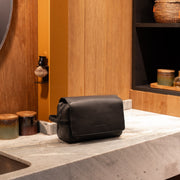 
Classic 100% Full-Grain leather Goods - Вид сзади, подчеркивающий посадку по плечам и ровный край