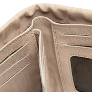 
Solid Antique Brass Hardware & Heavy-Duty Dual Zipper Detail on Mavona Кожаное портмоне