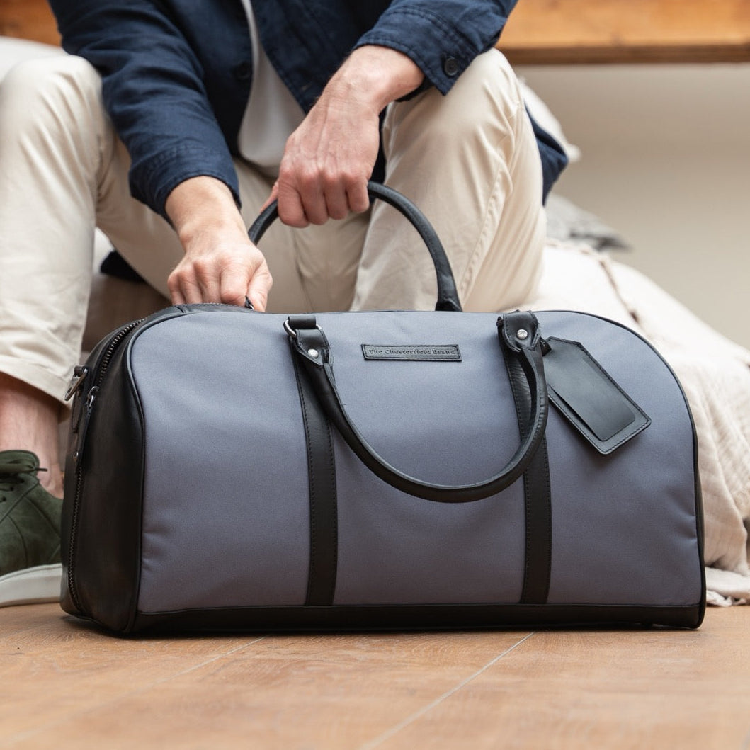 
Classic 100% Full-Grain Leather Duffle Bag - Вид сзади с усиленными кожаными ремнями и прострочкой