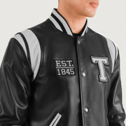 
Крупный план деталей of Varsity & Snap Button Hardware on Liberte Texas Черный Leather Varsity Кожаная куртка для Мужчин