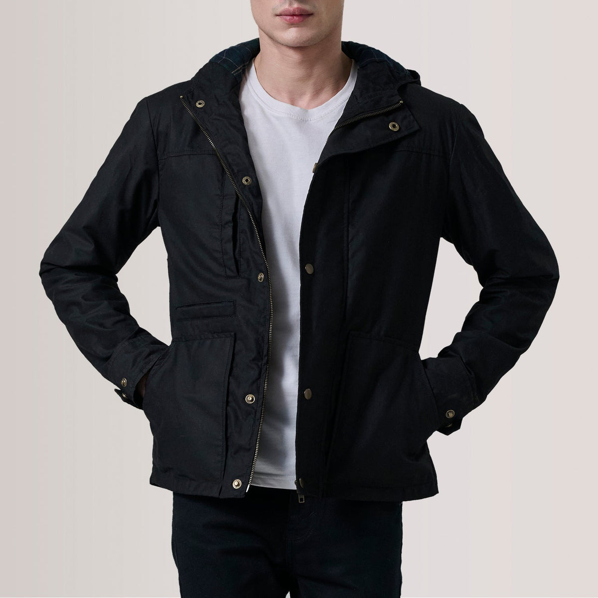
Marlo Черный Canvas Hooded Work Кожаная куртка для Мужчин For Men in Black Waxed Cotton Canvas - Вид спереди и приталенный силуэт | Купить в официальном онлайн-магазине