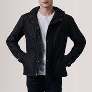 
Marlo Черный Canvas Hooded Work Кожаная куртка для Мужчин For Men in Black Waxed Cotton Canvas - Вид спереди и приталенный силуэт | Купить в официальном онлайн-магазине