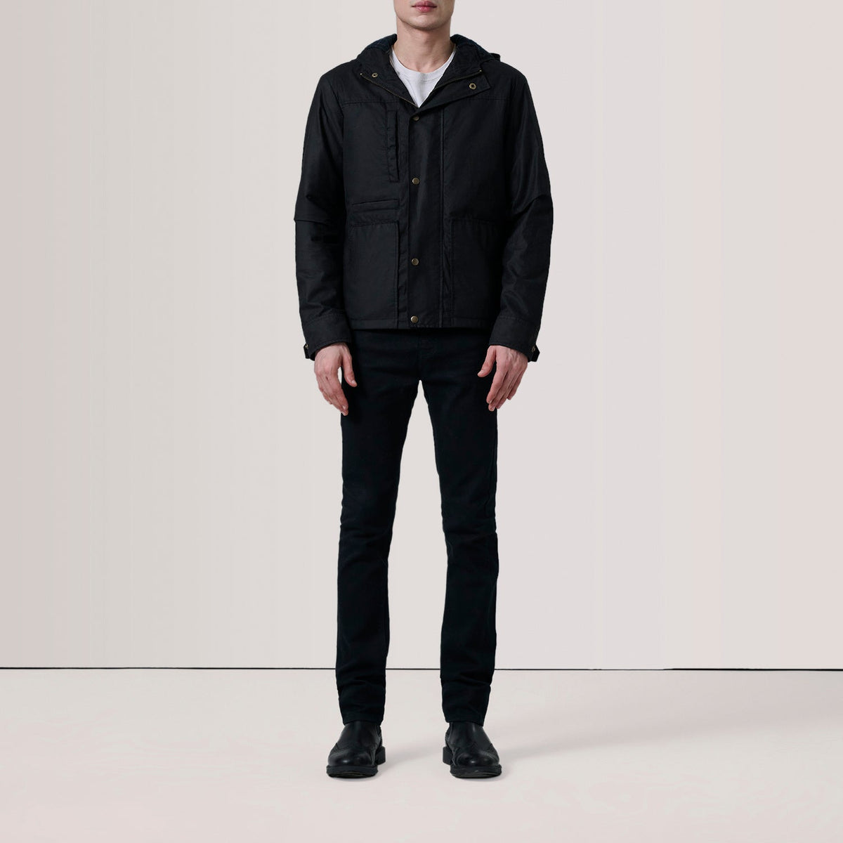 
Black Waxed Cotton Canvas Hooded Jacket - Вид сзади, подчеркивающий посадку по плечам и ровный край
