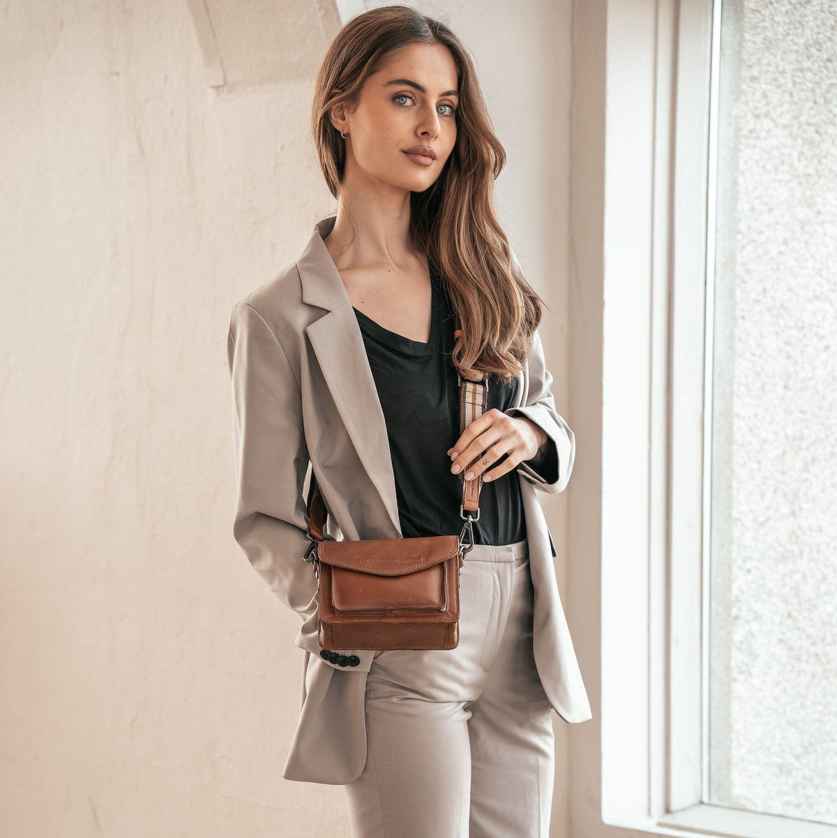 
Classic 100% Full-Grain leather Goods - Вид сзади, подчеркивающий посадку по плечам и ровный край