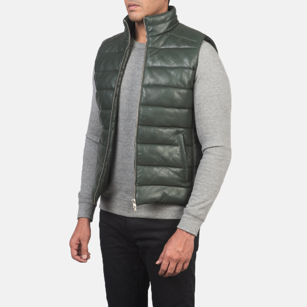 
Reeves Оливковый Leather Утепленный жилет для Мужчин - Вид сзади, подчеркивающий посадку по плечам и ровный край