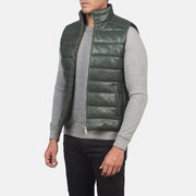 
Reeves Оливковый Leather Утепленный жилет для Мужчин - Вид сзади, подчеркивающий посадку по плечам и ровный край