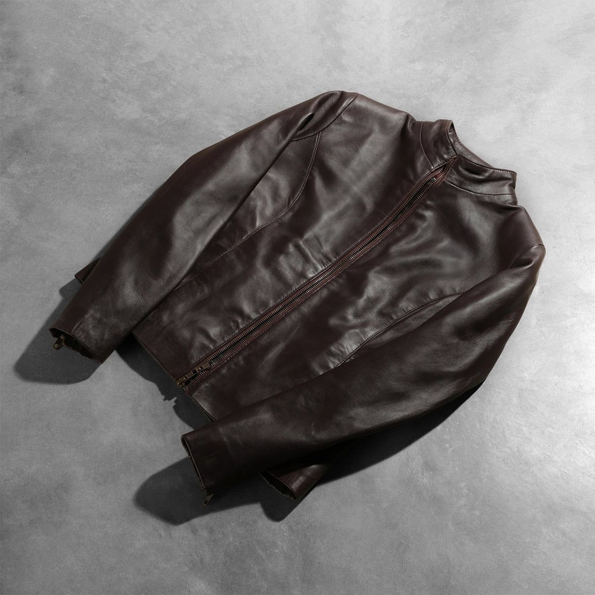 
Как выглядит на человеке:  Rumella Maroon Leather Biker Jacket на модели — естественные складки при дневном свете