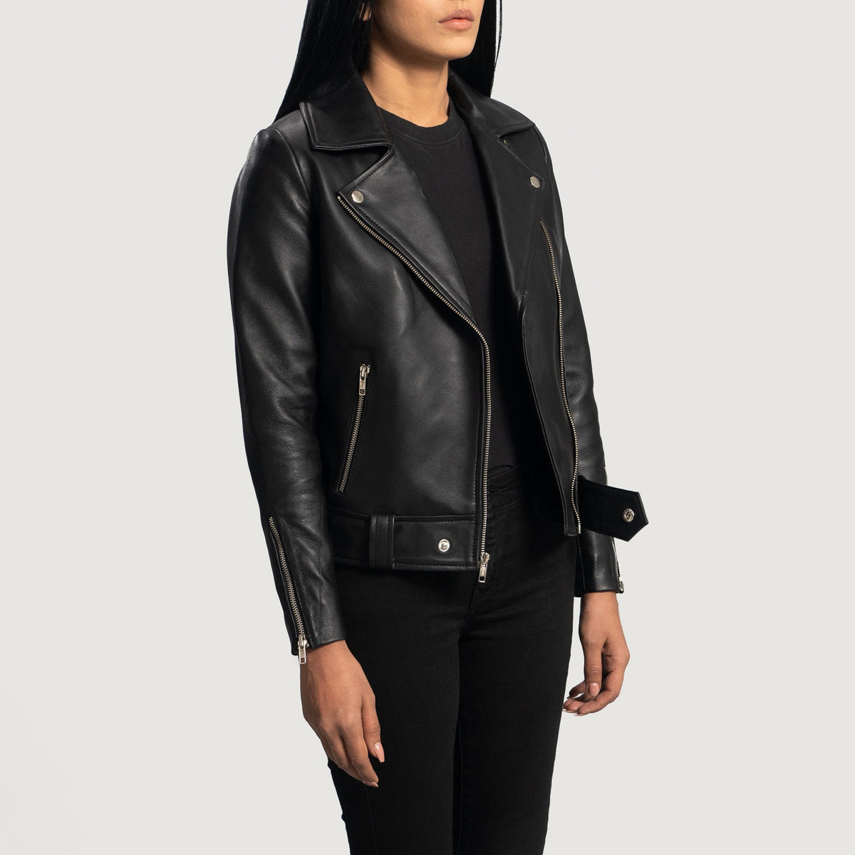 
Как выглядит на человеке:  Rumy Maroon Leather Biker Jacket на модели — естественные складки при дневном свете
