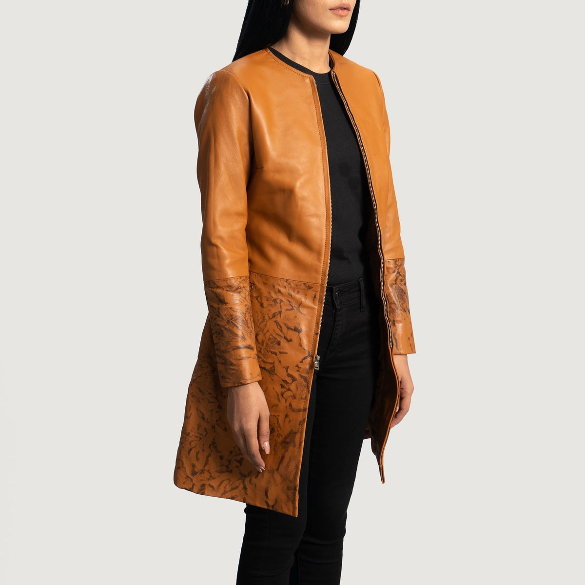 
Tan Brown Sheepskin Dip &Amp; Dye Leather Coat - Вид сзади, подчеркивающий посадку по плечам и ровный край