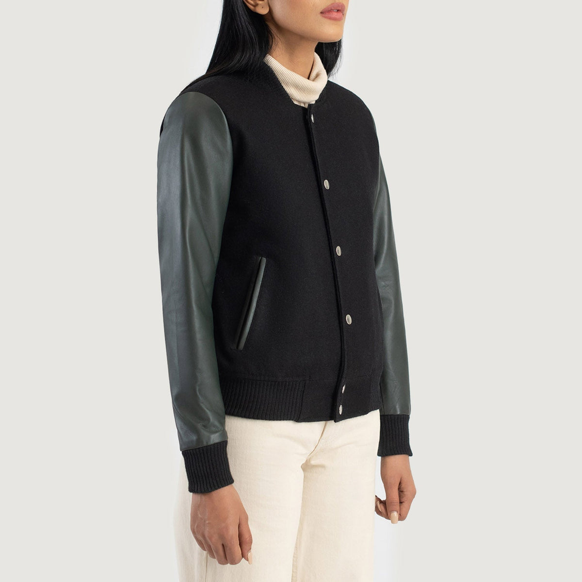 
Green Sheepskin Leather Bomber Jacket - Вид сзади, подчеркивающий посадку по плечам и ровный край