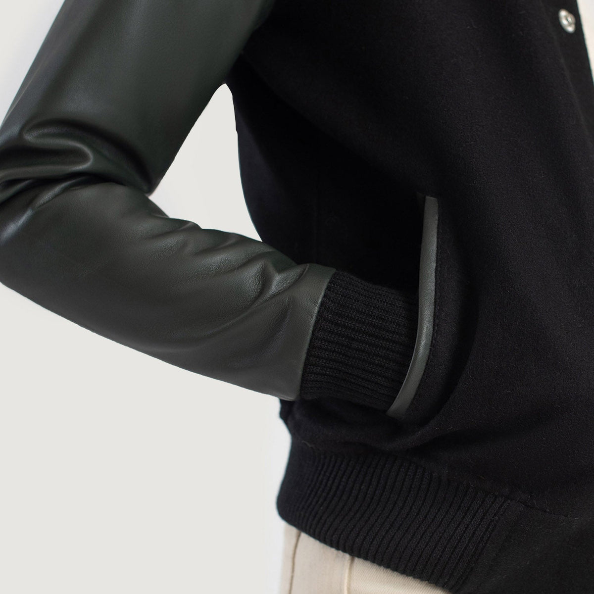 
Вид подкладки Showing Quilted Polyester Lining & Два функциональных внутренних кармана