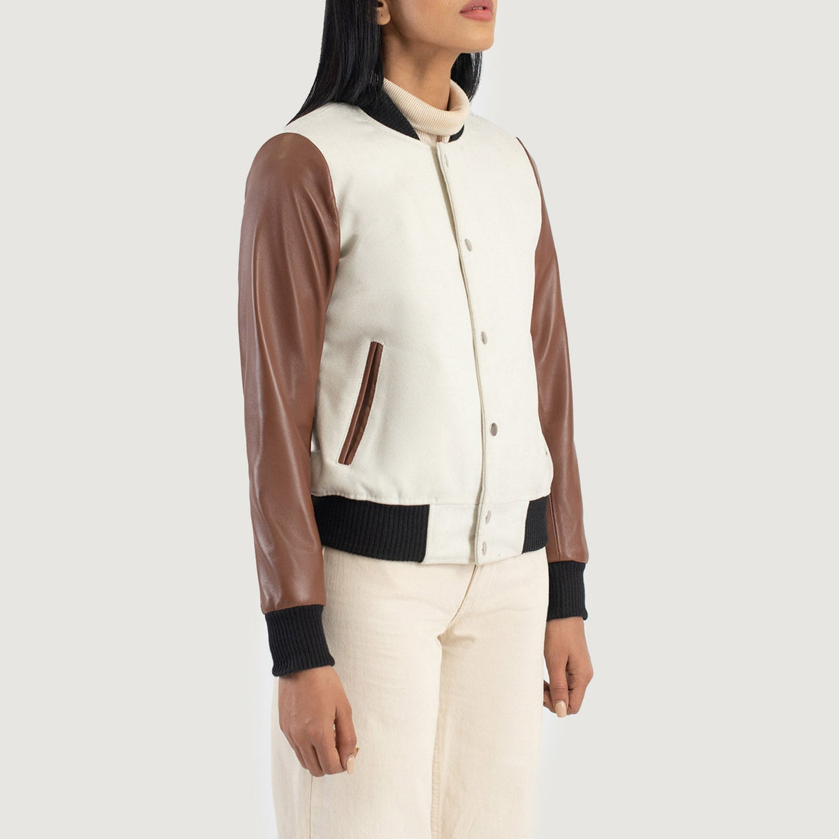
Как выглядит на человеке:  Savant Green Hybrid Varsity Jacket на модели — естественные складки при дневном свете