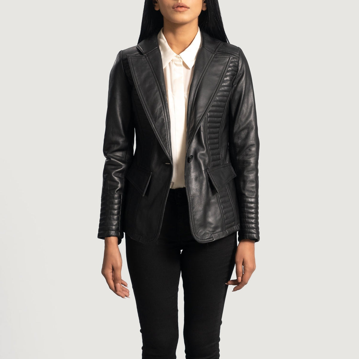 
Selina Черный Кожаный пиджак для Женщин in Black Sheepskin Leather - Вид спереди и приталенный силуэт | Купить в официальном онлайн-магазине