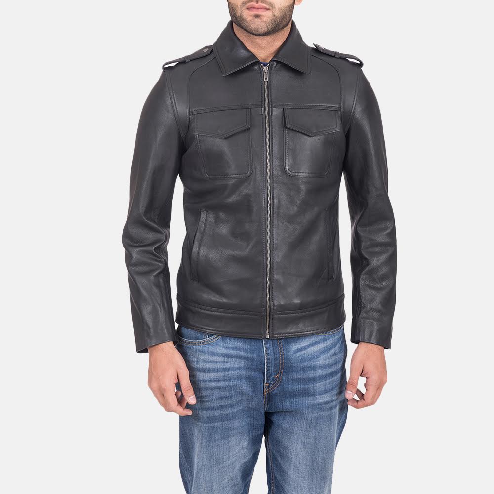 
Sergeant Черный Кожаная куртка для Мужчин in Black Calfskin Leather - Вид спереди и приталенный силуэт | Купить в официальном онлайн-магазине
