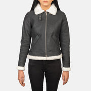
Как выглядит на человеке:  Sherilyn B-3 Distressed Black Leather Bomber Jacket на модели — естественные складки при дневном свете