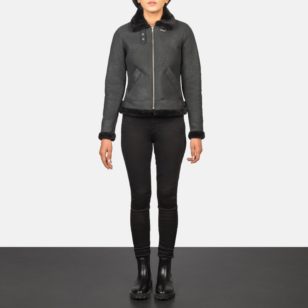 
Sherilyn B-3 Distressed Black Leather Bomber Jacket - Вид сбоку, демонстрирующий эргономичный крой рукава