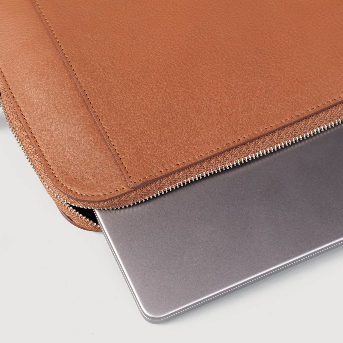 
Крупный план деталей of Classic Collar & Heavy-Duty Zipper Hardware on The Baxter Brown Leather Laptop Sleeve For Men & Women