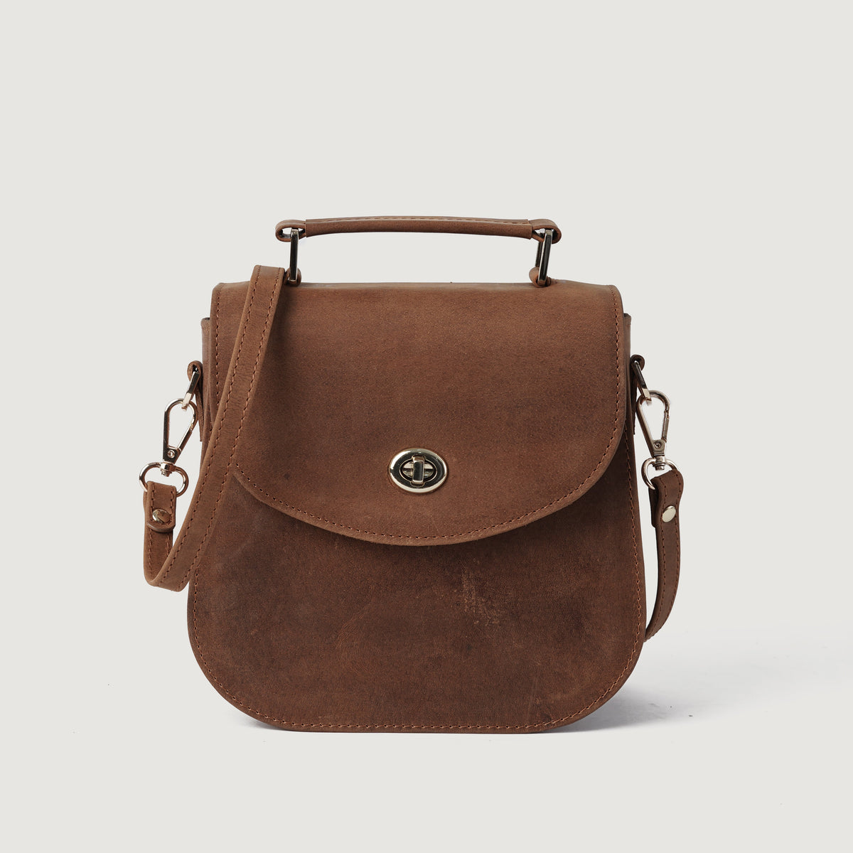
The Sandra Vintage Рыжий Leather Saddle Bag For Women in Tan Full Grain Naturally Milled Cowhide Leather. - Full Exterior Вид спереди и приталенный силуэт | Купить в официальном онлайн-магазине