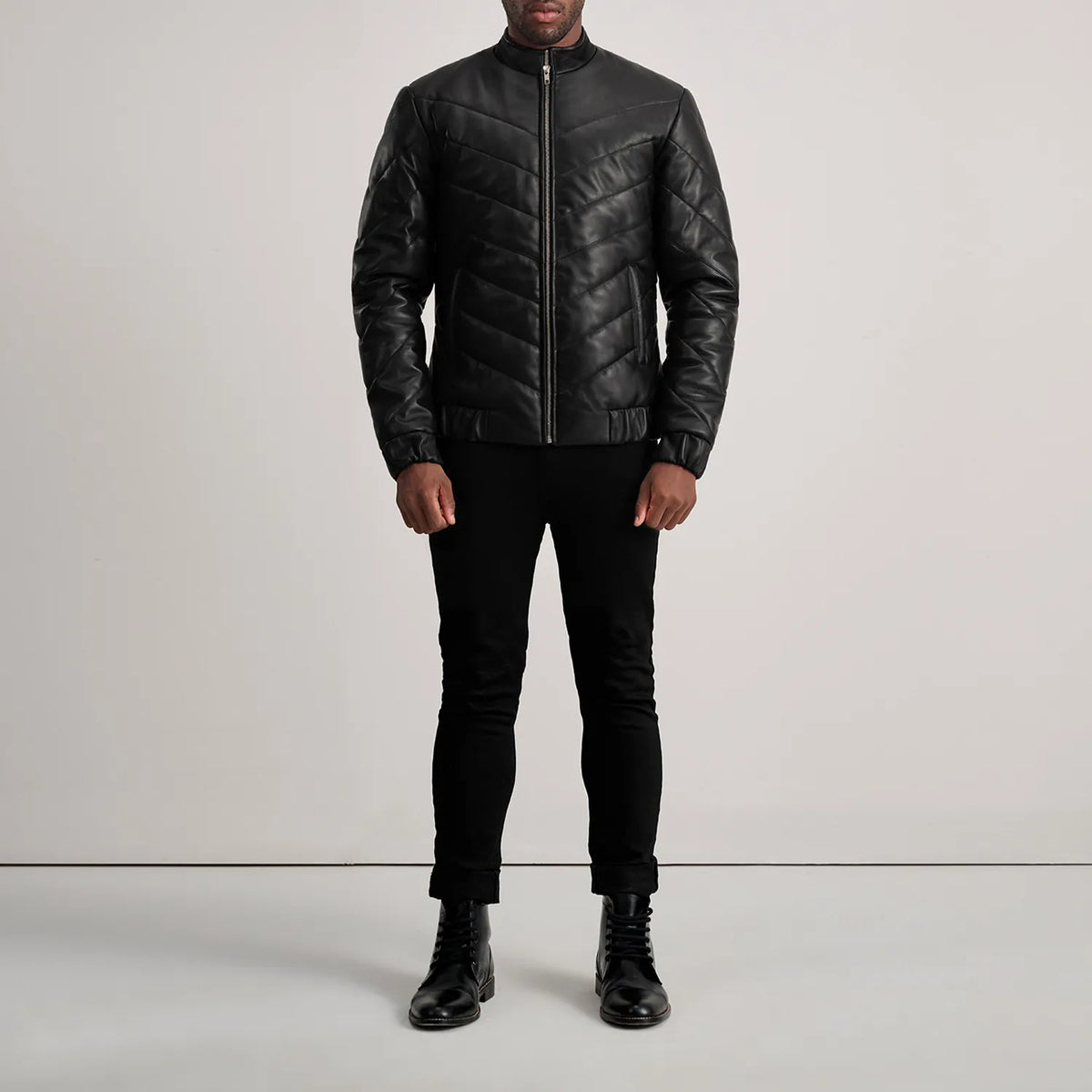 
Travis Black Leather Puffer Jacket - Вид сбоку, демонстрирующий эргономичный крой рукава