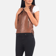 
Крупный план деталей of V-neck & Zipper Hardware on Vanda Коричневый Leather Biker Vest для Женщин