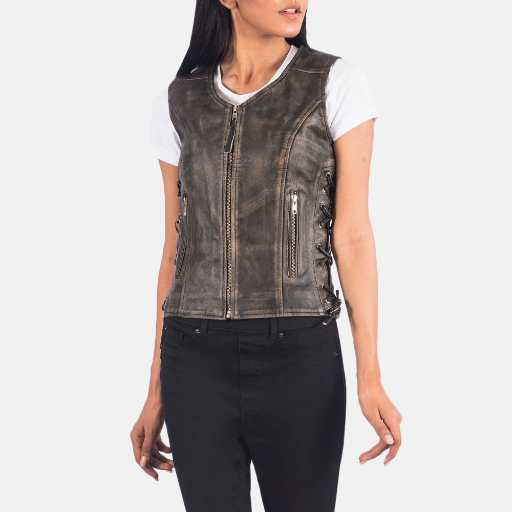 
Крупный план деталей of V-neck & Zipper Hardware on Vanda Distressed Коричневый Leather Biker Vest для Женщин