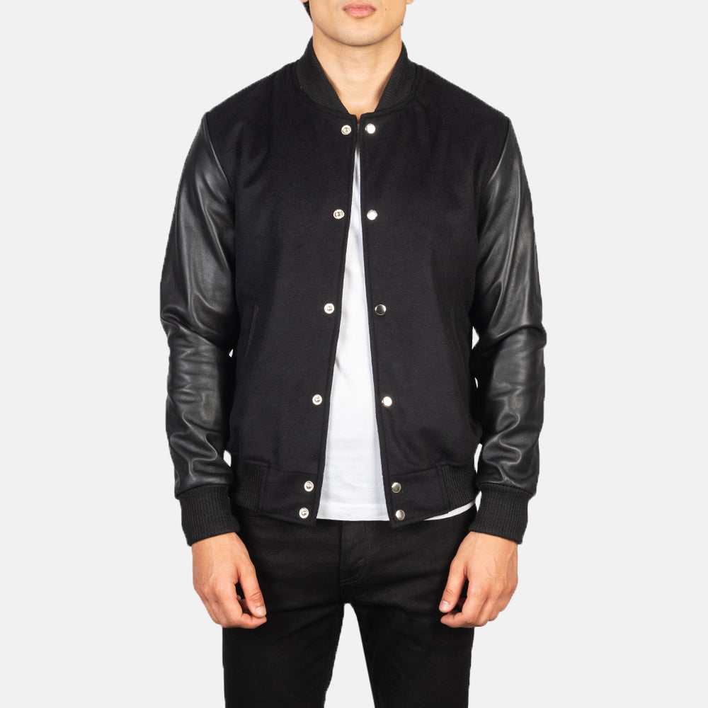 
Vaxton Черный Hybrid Varsity Кожаная куртка для Мужчин in Black Sheepskin Leather - Вид спереди и приталенный силуэт | Купить в официальном онлайн-магазине