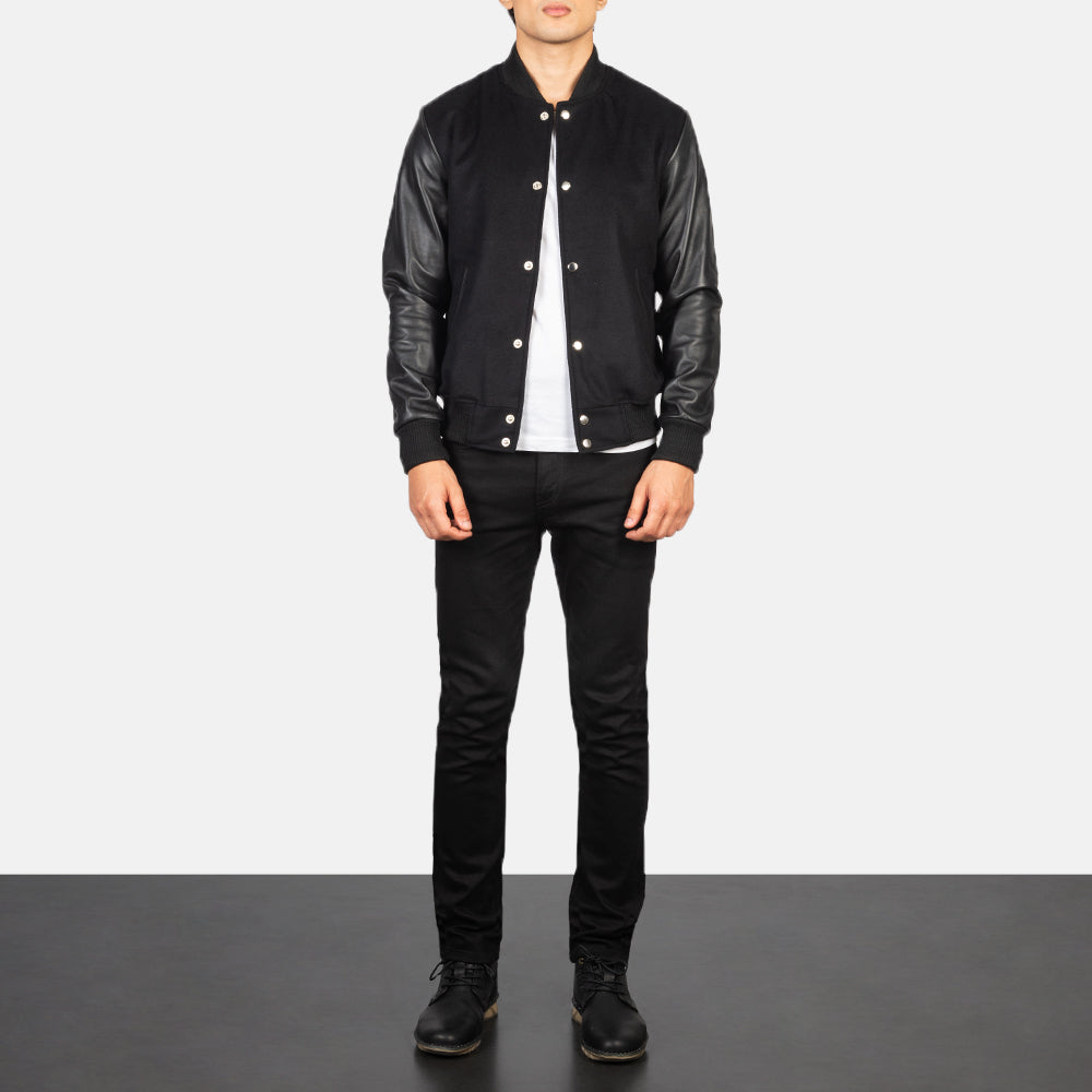 
Vaxton Черный Hybrid Varsity Кожаная куртка для Мужчин - Вид сбоку, демонстрирующий эргономичный крой рукава