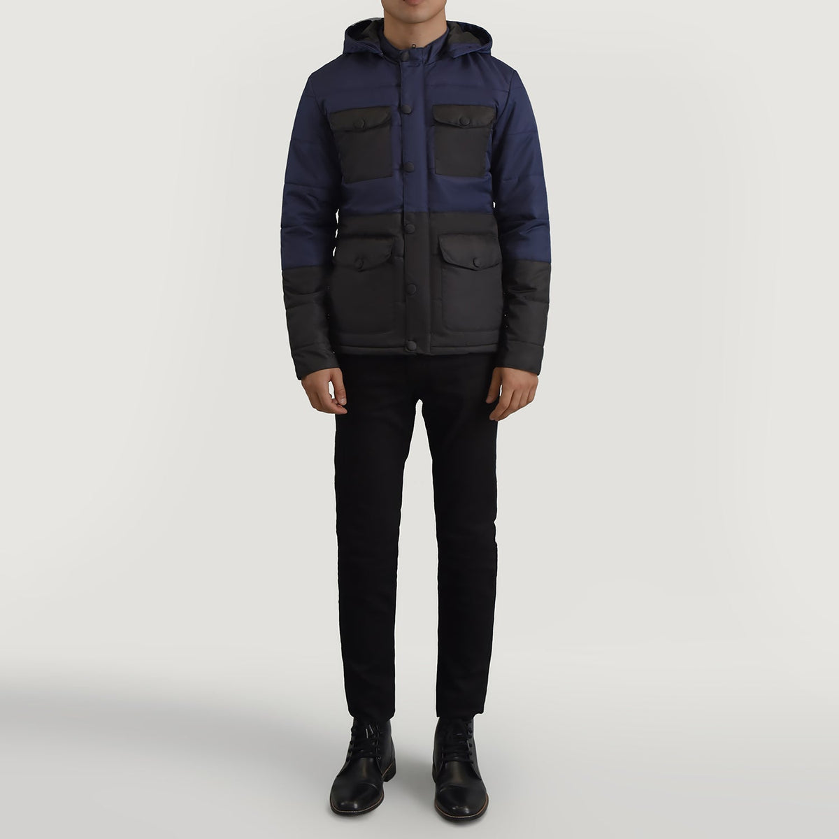 
Wayne Черный & Синий Hooded Puffer Кожаная куртка для Мужчин - Вид сбоку, демонстрирующий эргономичный крой рукава