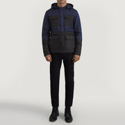 
Wayne Черный & Синий Hooded Puffer Кожаная куртка для Мужчин - Вид сбоку, демонстрирующий эргономичный крой рукава