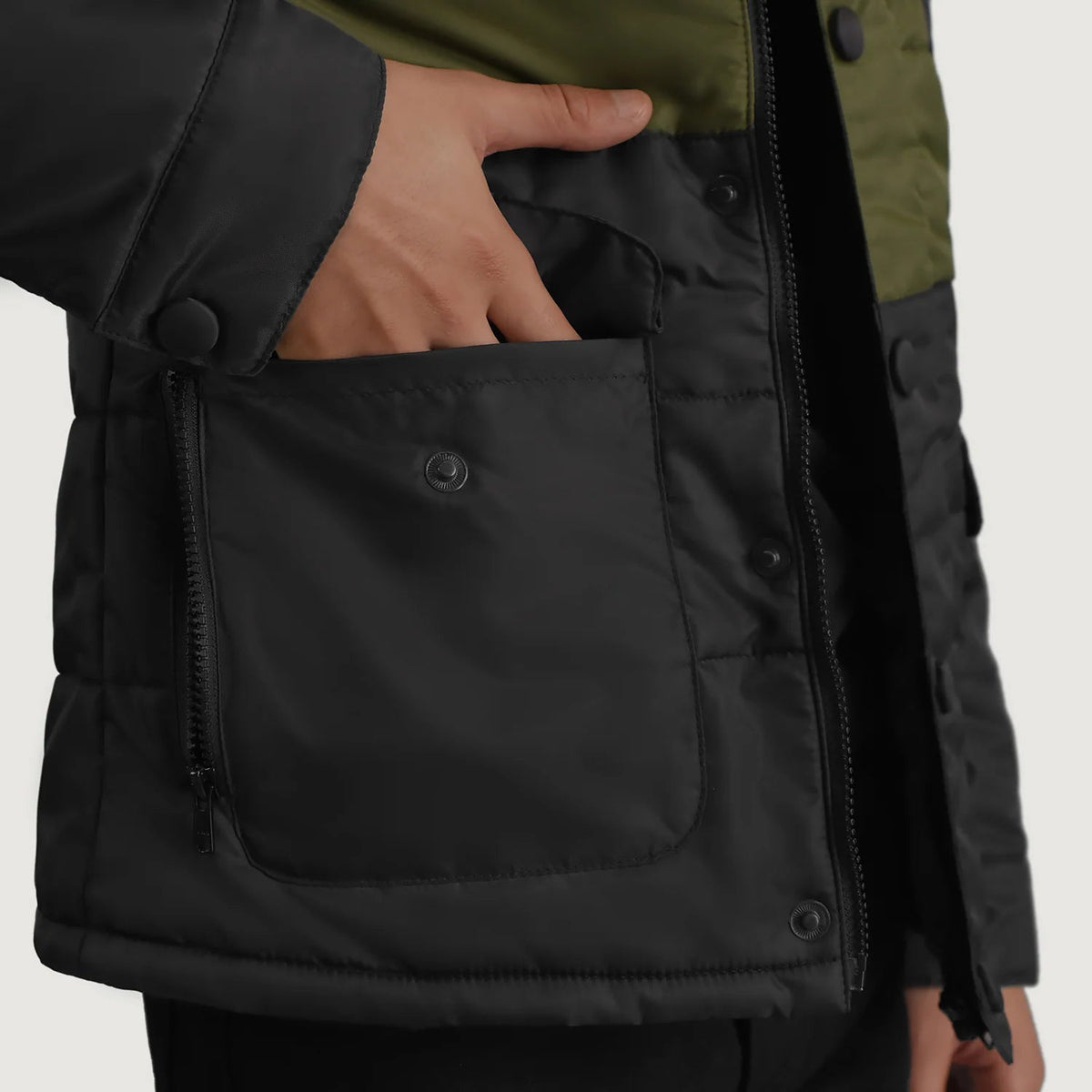 
Вид подкладки Showing Quilted Viscose Lining & Два функциональных внутренних кармана
