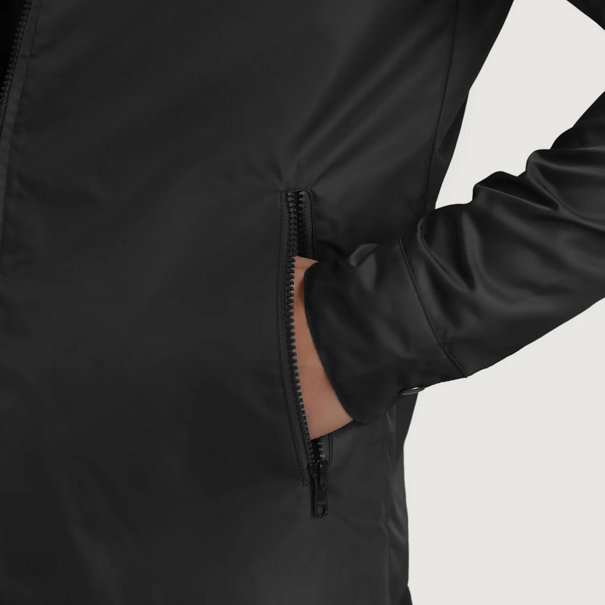 
Вид подкладки Showing Quilted Viscose Lining & Два функциональных внутренних кармана