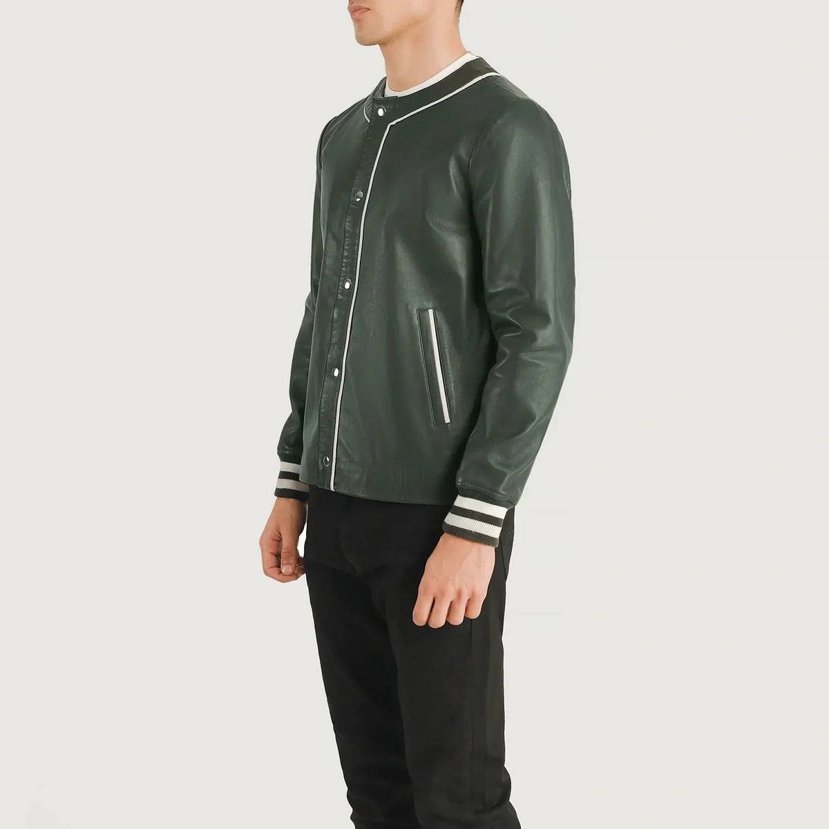 
Как выглядит на человеке:  Willis Black Leather Varsity Jacket на модели — естественные складки при дневном свете